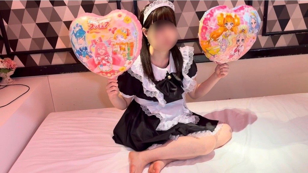 ハート形のマイラーバルーンを両手に持ってポーズするメイド服のひなた