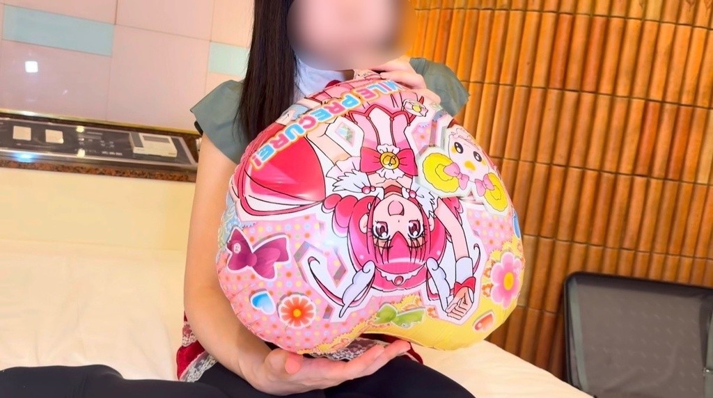 ハート形のマイラーバルーンを抱きかかえるひなた