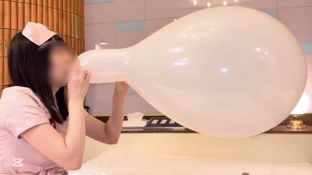 白いパヤソを大きく膨らませるひなた
