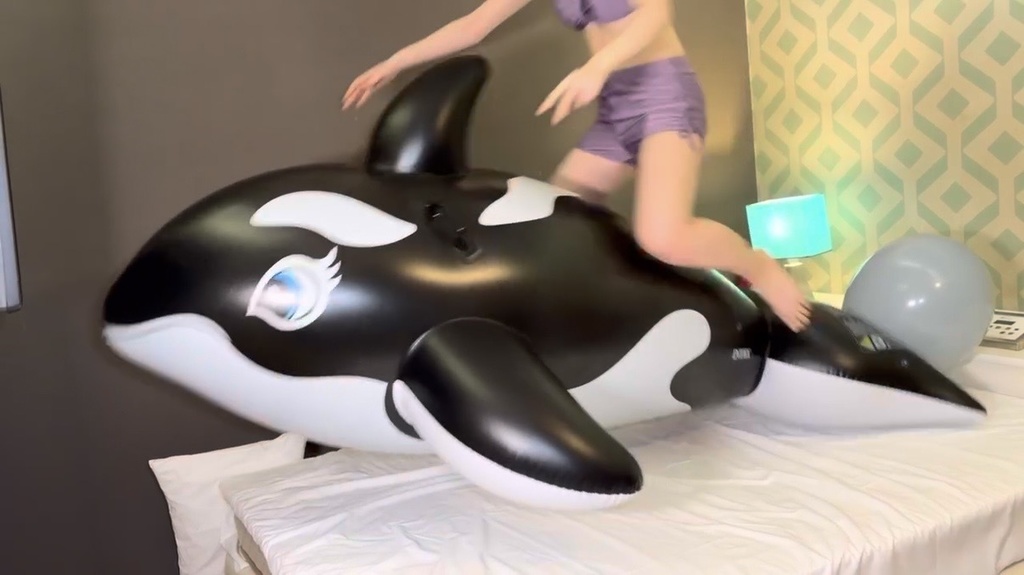 シャチフロートに飛び乗るひなた