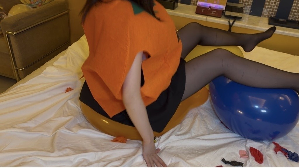黒タイツの脚を青い風船にのせて黄色い風船に座るひなた