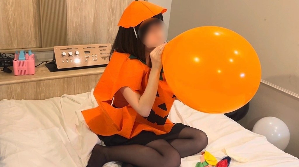 オレンジの16インチ風船を大きくふくらませるひなた