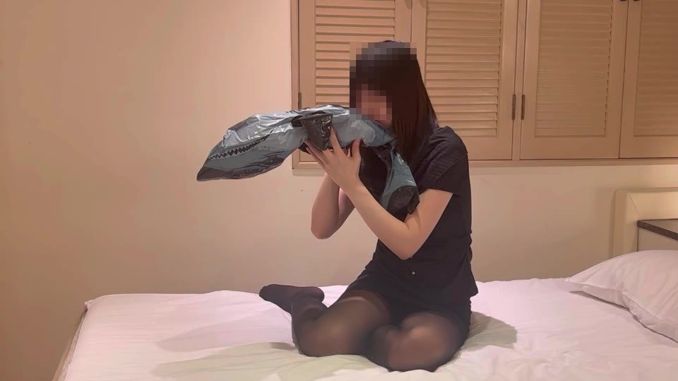 少しずつふくらんできたビニールのサメに息を吹き込むひなた