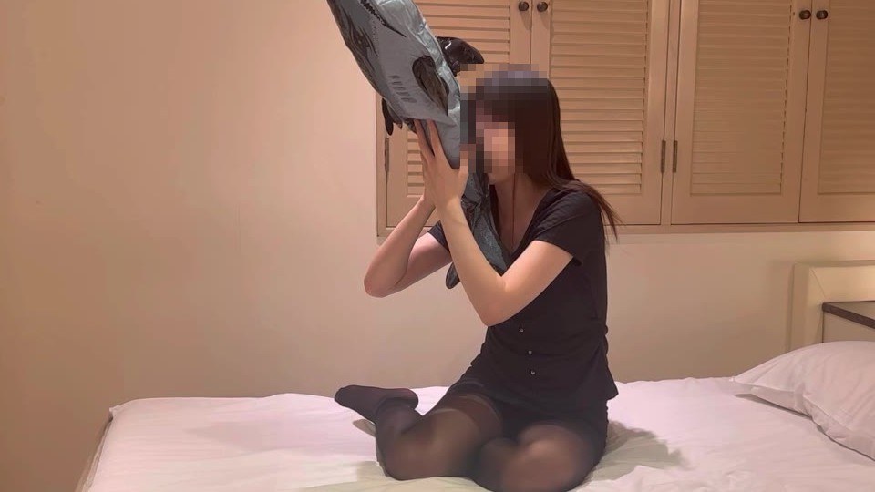 ビニールのサメを縦に持って口でふくらませるひなた