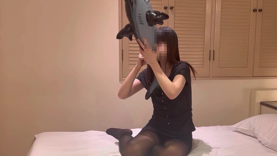 大きくふくらんだサメを頭の上に掲げて息を吹き込むひなた