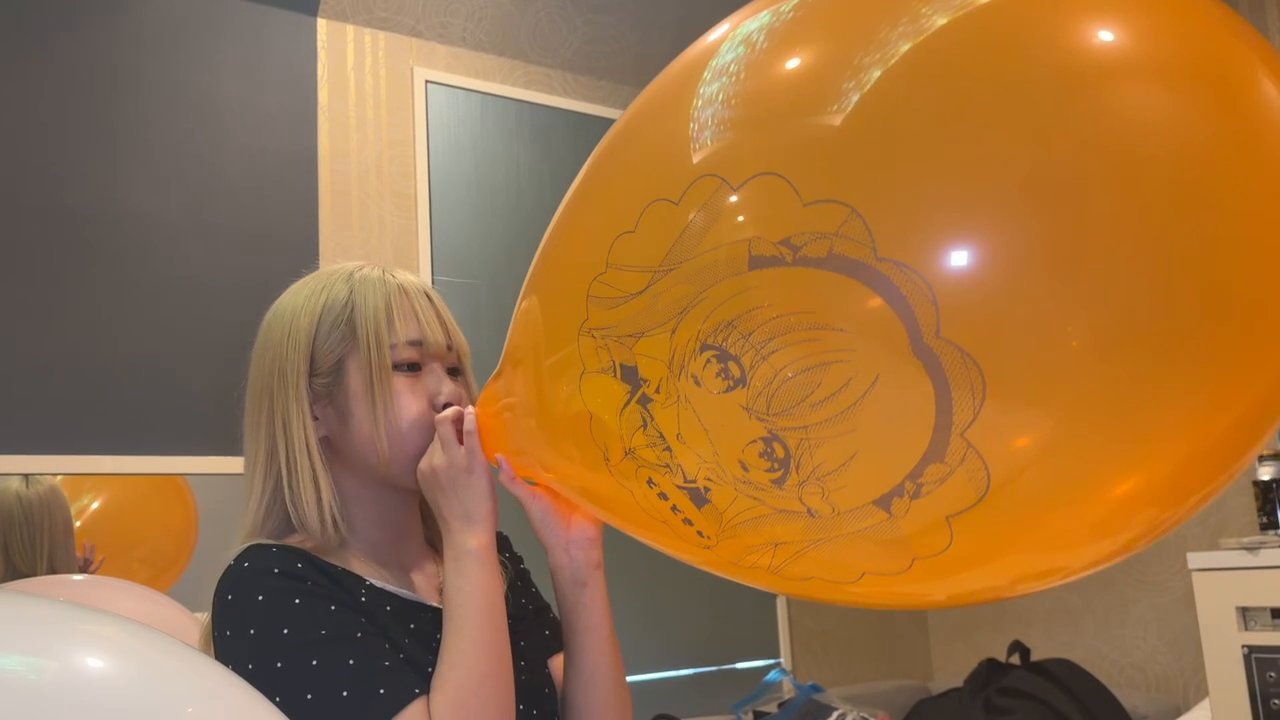 女の子のイラストが大きく伸びた風船をさらに膨らませる町田さん