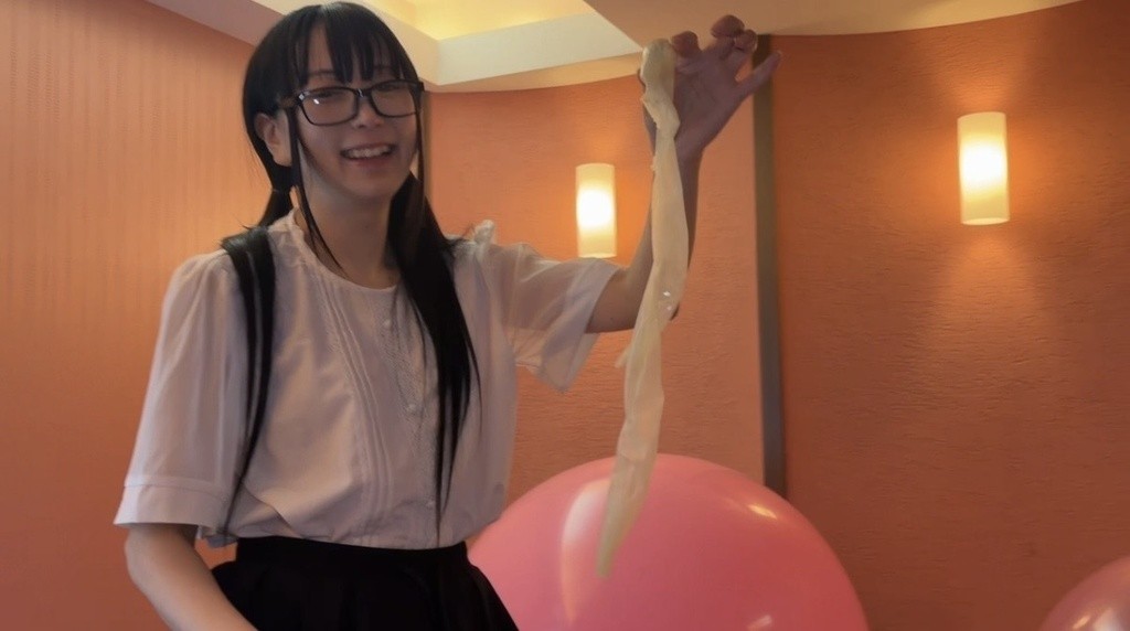 割れた透明な風船の破片を持って笑う望月みうなさん