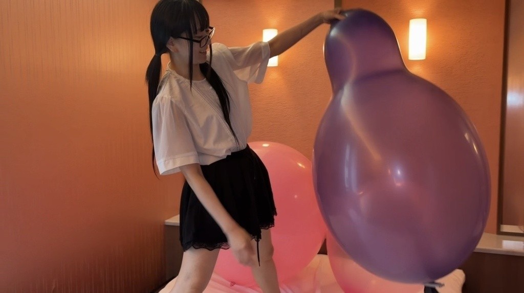 立てた紫の大きな風船に手をかける望月みうなさん