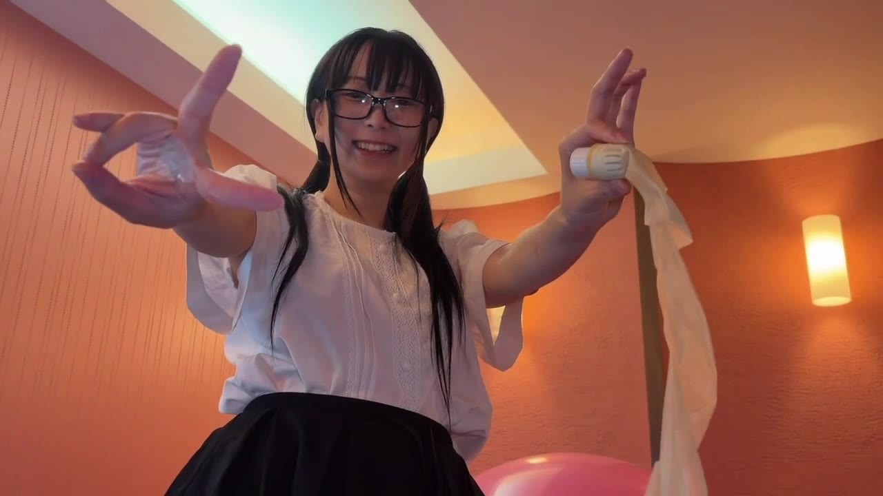 割れた風船の破片を両手に持って見せる望月みうなさん
