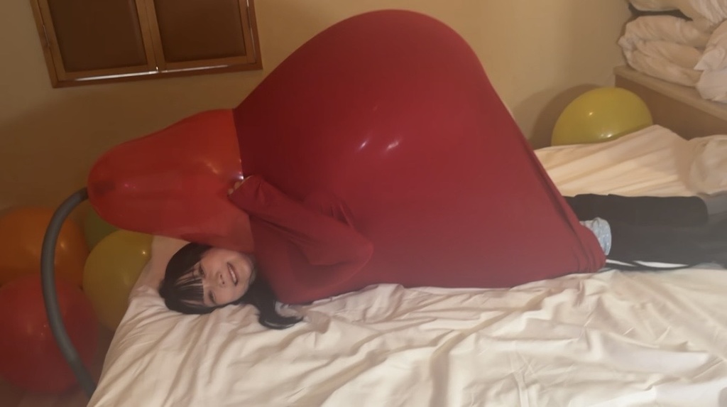 服から風船が顔のほうに出てきてしまうハプニングの場面