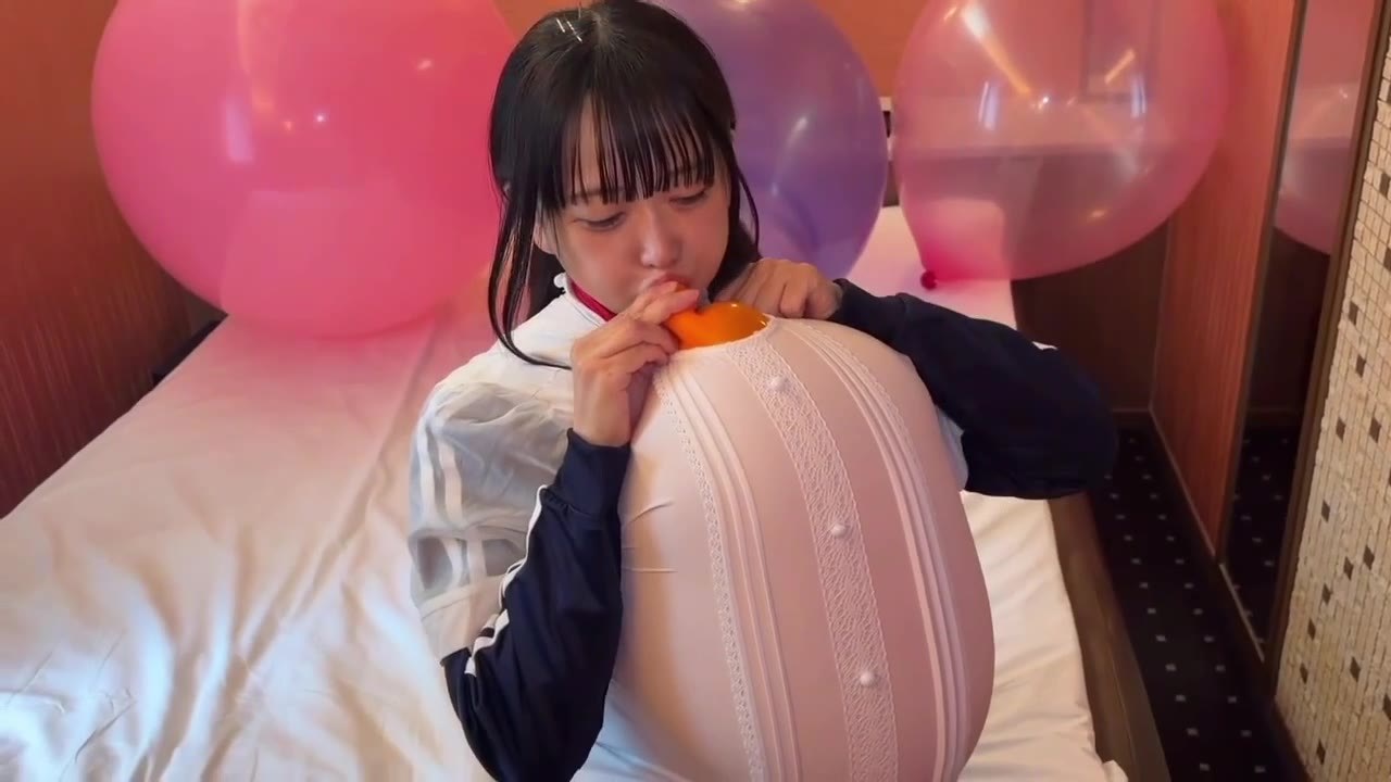 ブラウスの前がパンパンになるまで風船をふくらませる望月みうなさん
