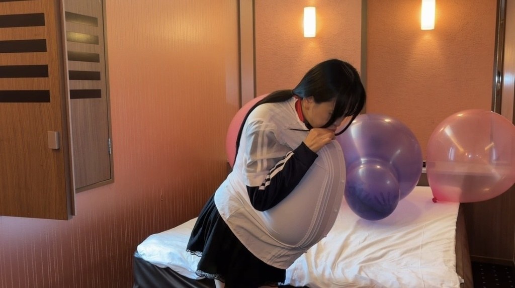 2回戦の青い風船を服の中でふくらませる望月みうなさん