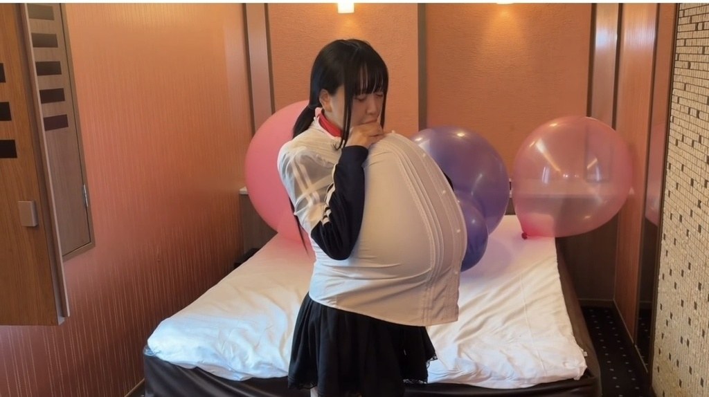 立ったまま、服の中の風船をふくらませる望月みうなさん