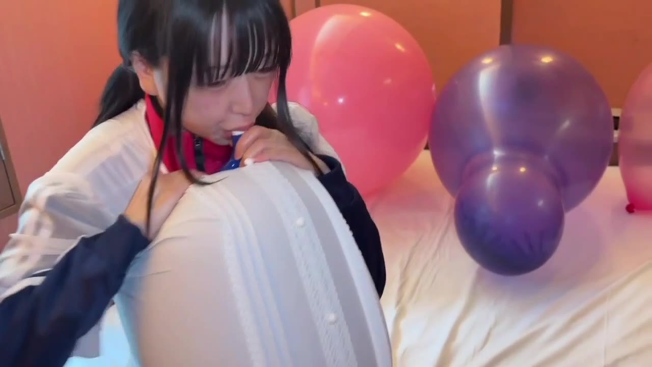 割れる直前、服の中の風船に最後のひと息を吹き込む望月みうなさん