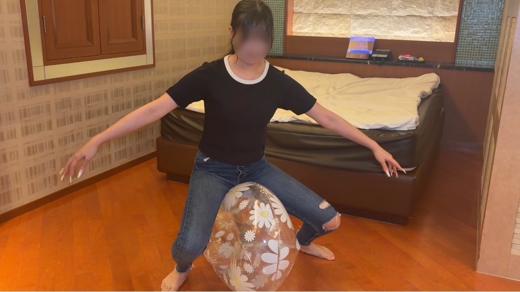 浮き輪にまたがってお尻でバウンドするららさん