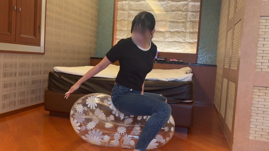 浮き輪に横向きで座って沈み込みを楽しむららさん