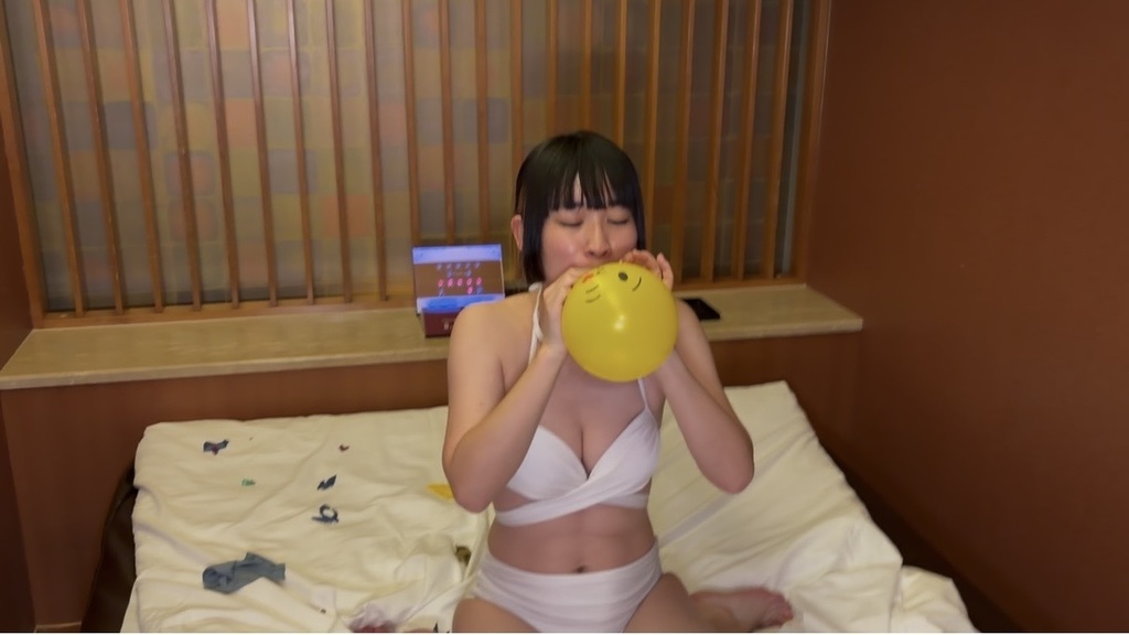 小さな黄色い風船をふくらませる桜井かのんさん