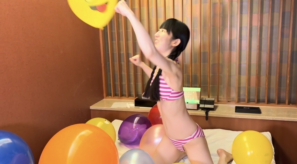黄色い風船に手を伸ばす夢姫しほさん