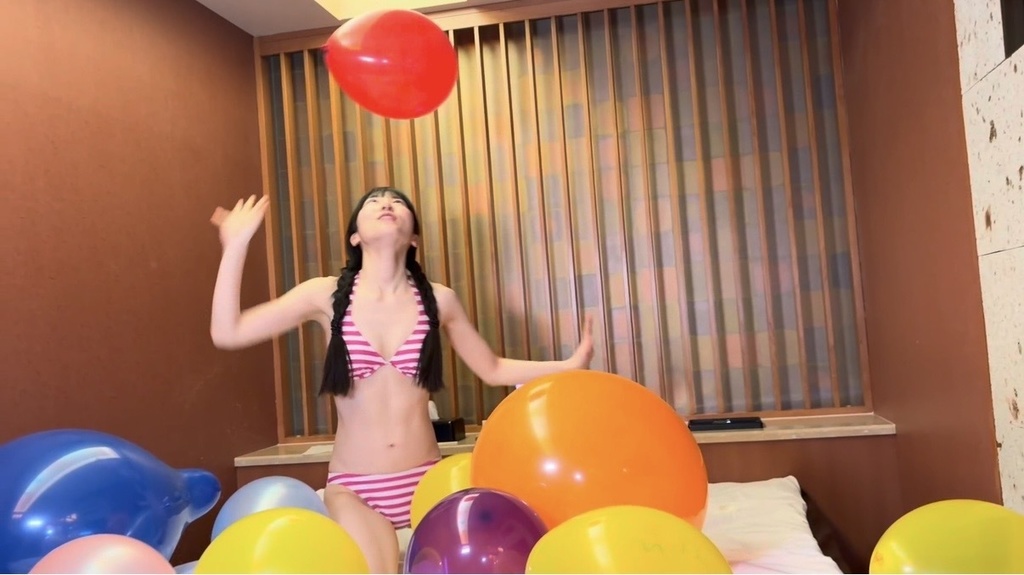 風船を手で打ち上げて遊ぶ夢姫しほさん