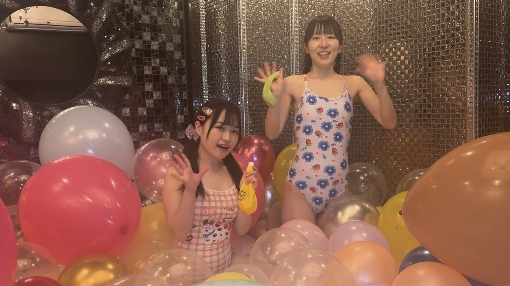 風船でいっぱいの部屋で手を振る夢姫しほさんとごみやしこさん