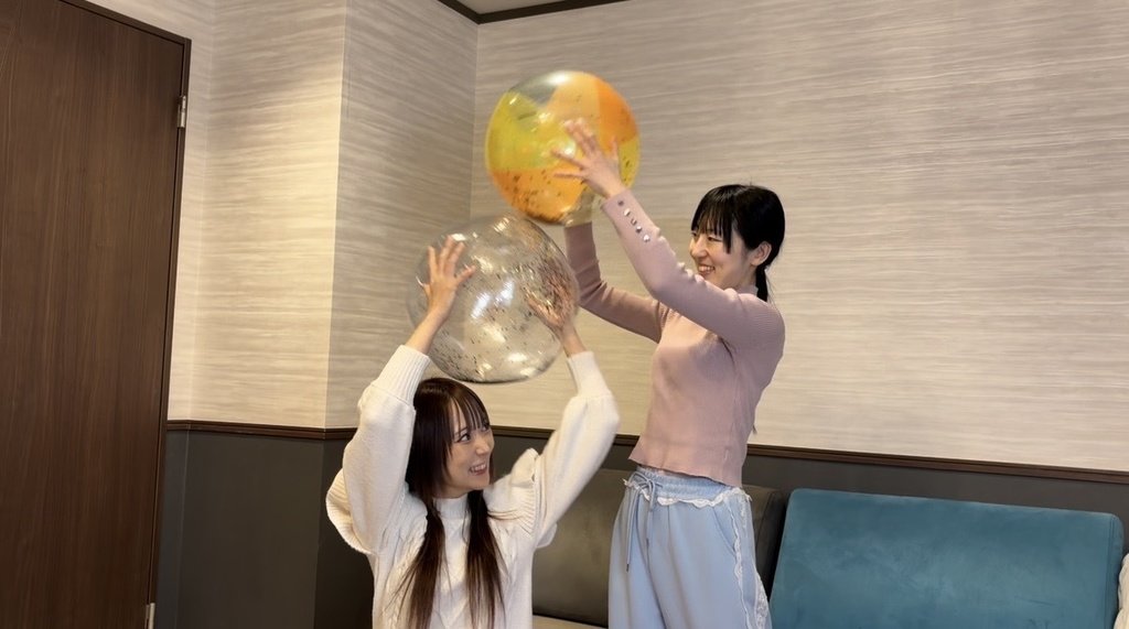 ビーチボールを頭の上に持ち上げてはしゃぐ夢姫しほさんと望月みうなさん