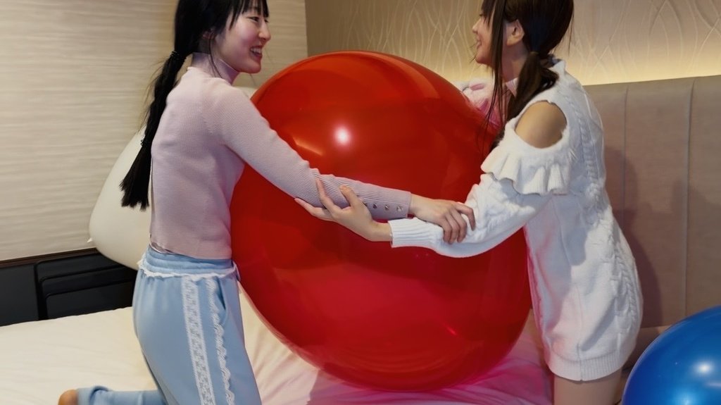 赤い巨大風船を2人で押し合う望月みうなさんと夢姫しほさん