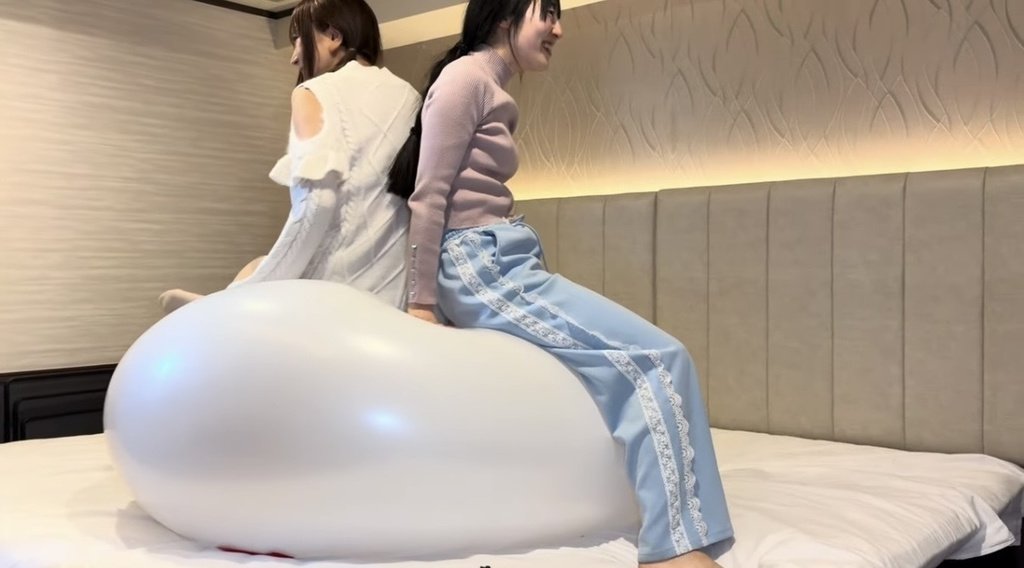白い巨大風船に2人で並んで座る夢姫しほさんと望月みうなさん