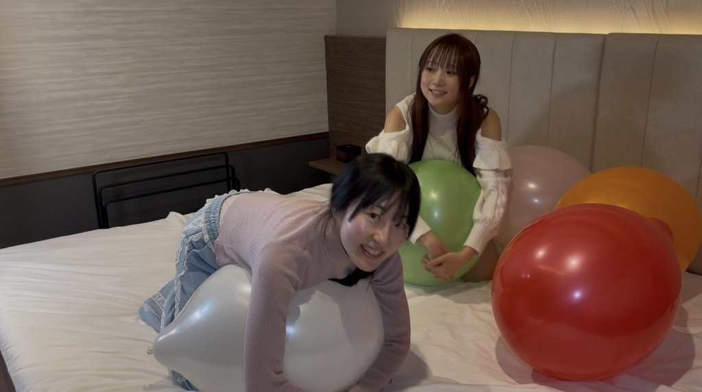 白い風船に覆いかぶさる望月みうなさん