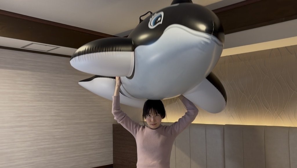 シャチフロートを頭の上に持ち上げる望月みうなさん