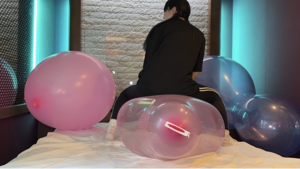 ひょうたん型の巨大風船にまたがる夢姫しほさん