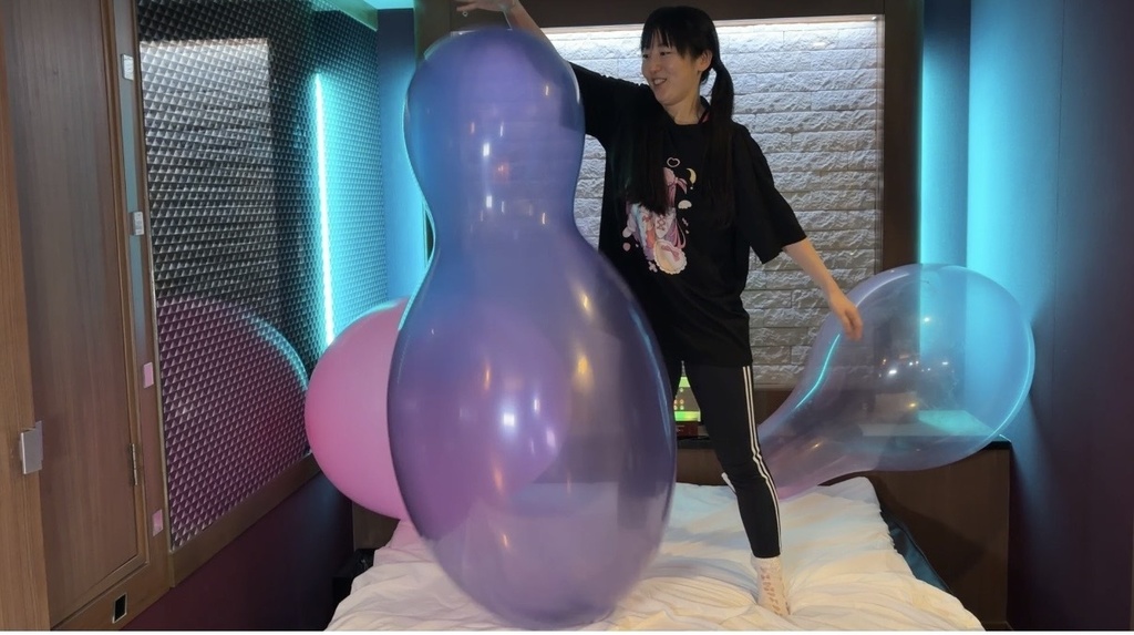 縦長の紫の巨大風船を立てて形を観察する夢姫しほさん