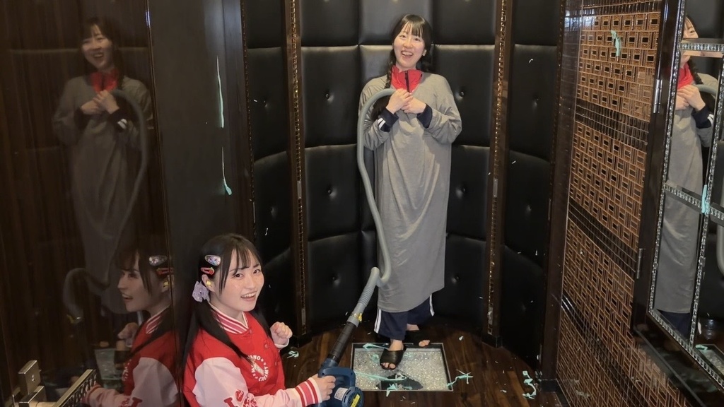 ワンピースを着てふくらまし前の準備をする様子と、見守る出演者