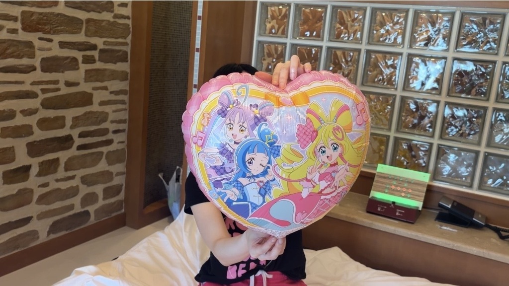 キャラクター柄のハート型マイラーバルーンを持つ夢姫しほさん