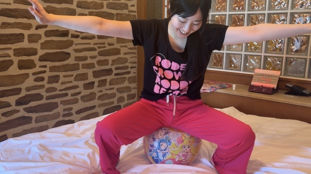 マイラーバルーンにまたがって両手を広げる夢姫しほさん