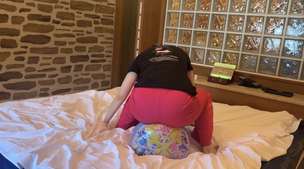 マイラーバルーンに体重をかける夢姫しほさん