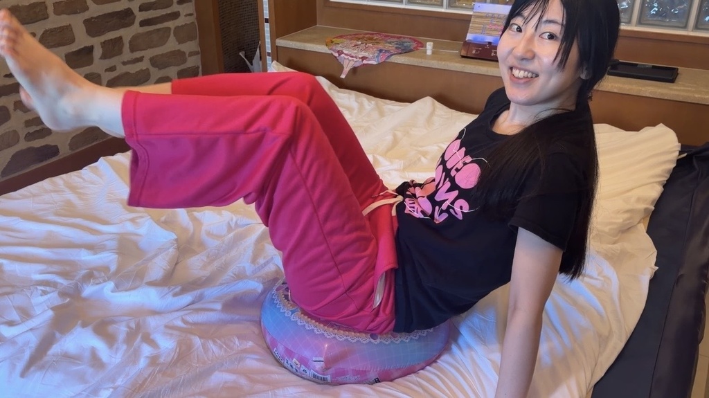 空気が減ったマイラーバルーンに座って足を上げる夢姫しほさん