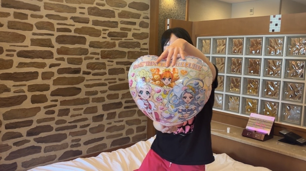 2つ目のハート型マイラーバルーンを持つ夢姫しほさん