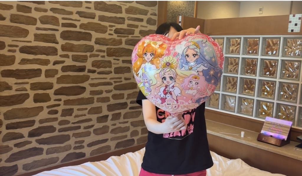 空気を追加したハート型マイラーバルーンを掲げる夢姫しほさん