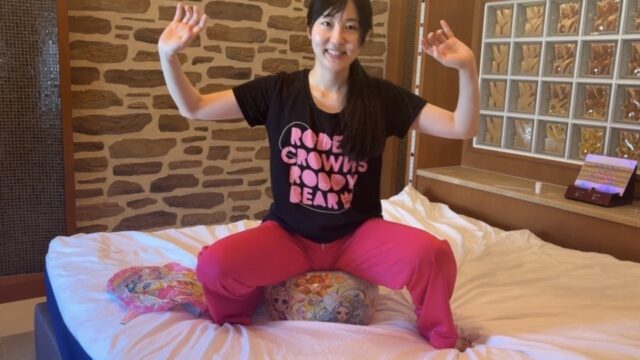 Shiho Mutsuki raising both hands on a foil balloon