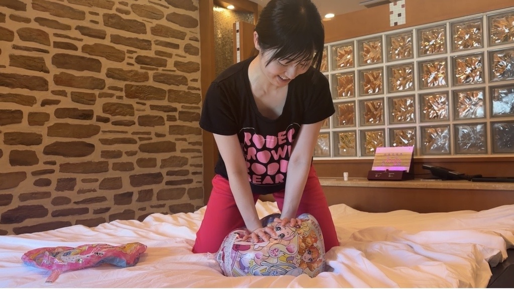 両手でマイラーバルーンを押しつぶす夢姫しほさん