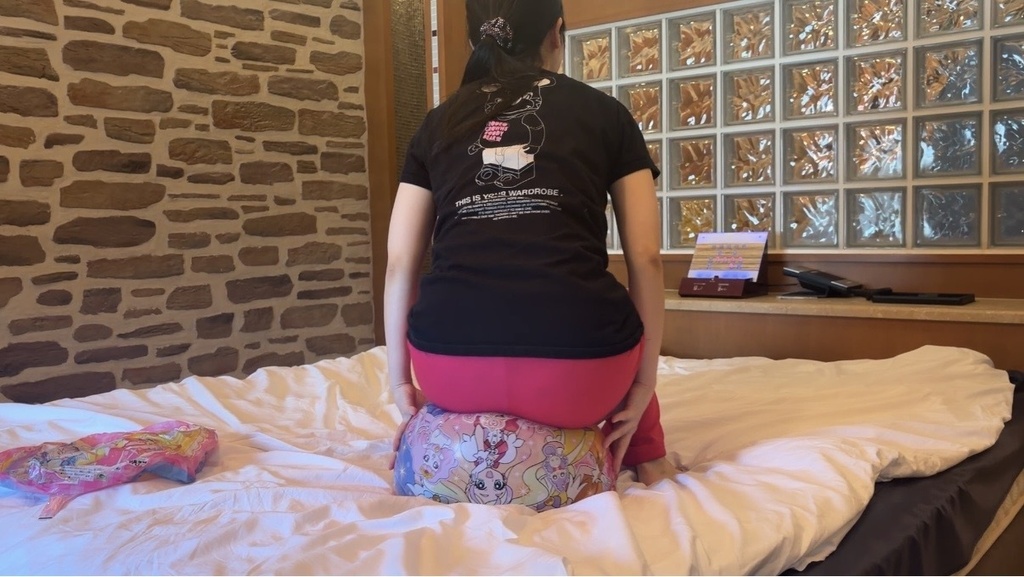マイラーバルーンに座る夢姫しほさんの後ろ姿
