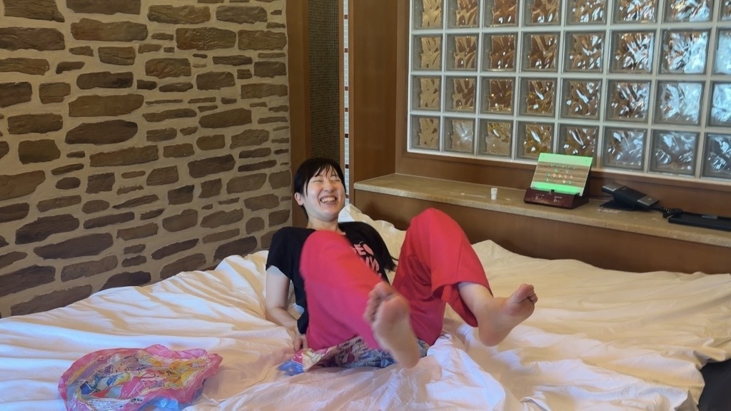 マイラーバルーンが割れてベッドに倒れ込む夢姫しほさん