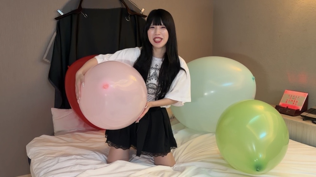ピンクの16インチ風船を抱えるゆりざべすさん