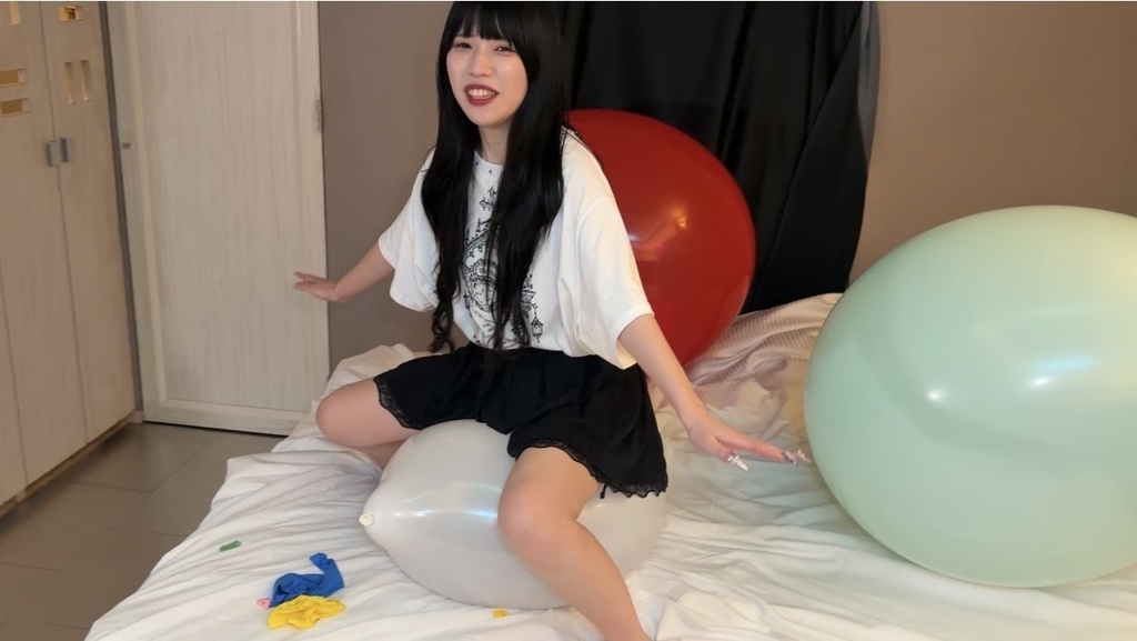 白い風船にまたがって座るゆりざべすさん