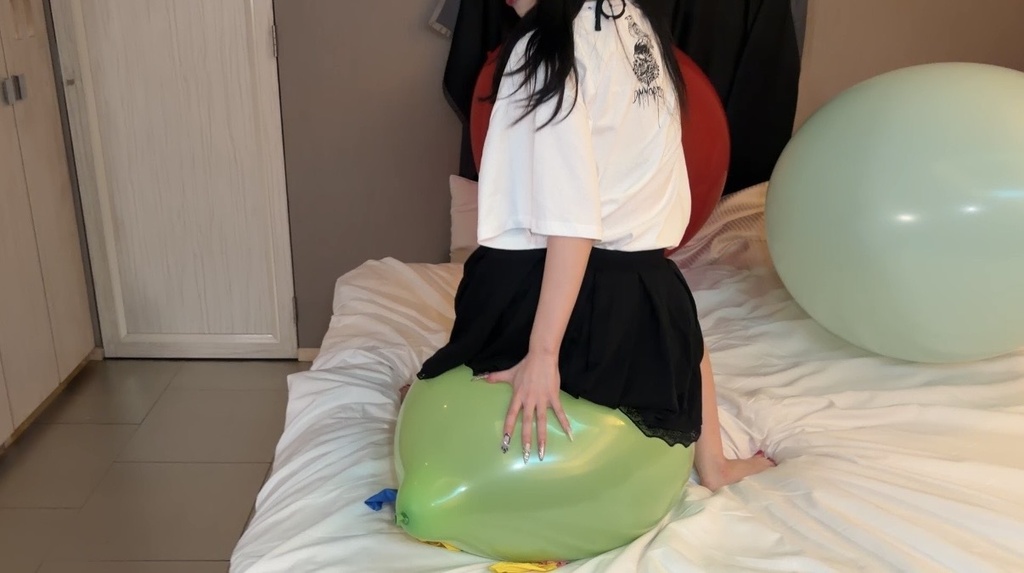 緑の風船に体重をかけて座るゆりざべすさん