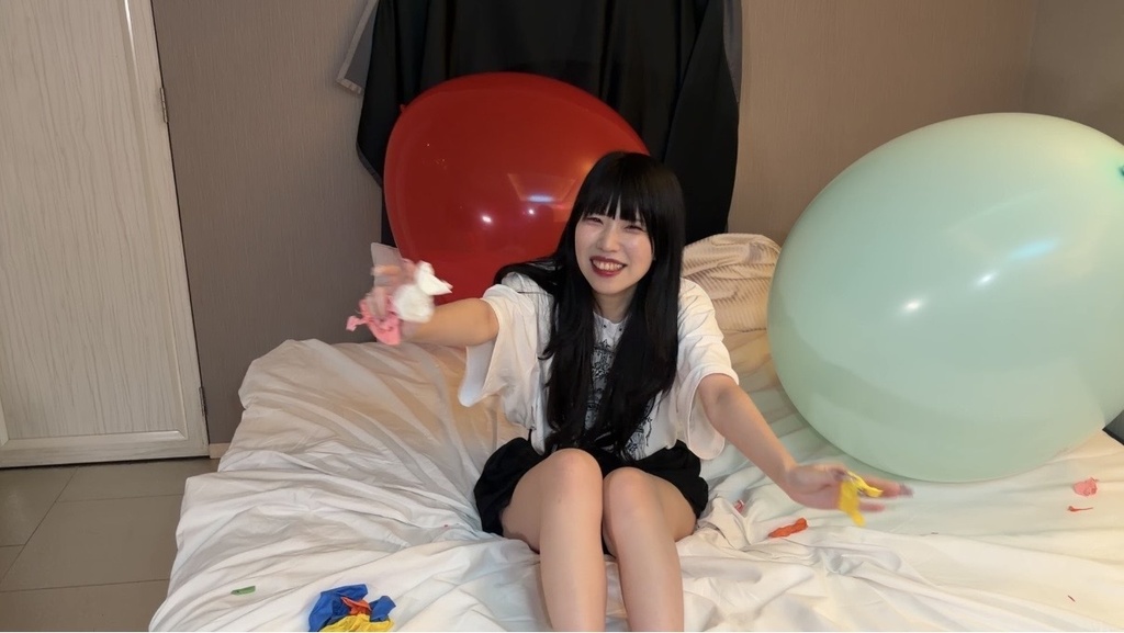 割れた風船の破片を見せて笑うゆりざべすさん