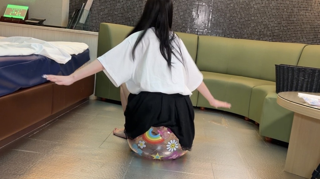 ビーチボールに座ってバウンドするゆりざべすさんの後ろ姿