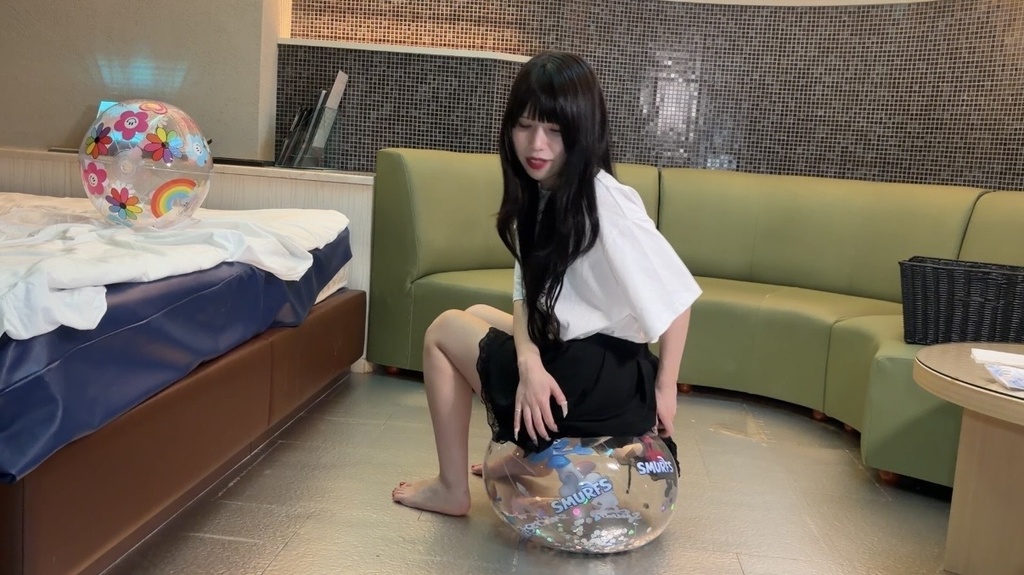 ビーチボールの上でバランスをとるゆりざべすさん