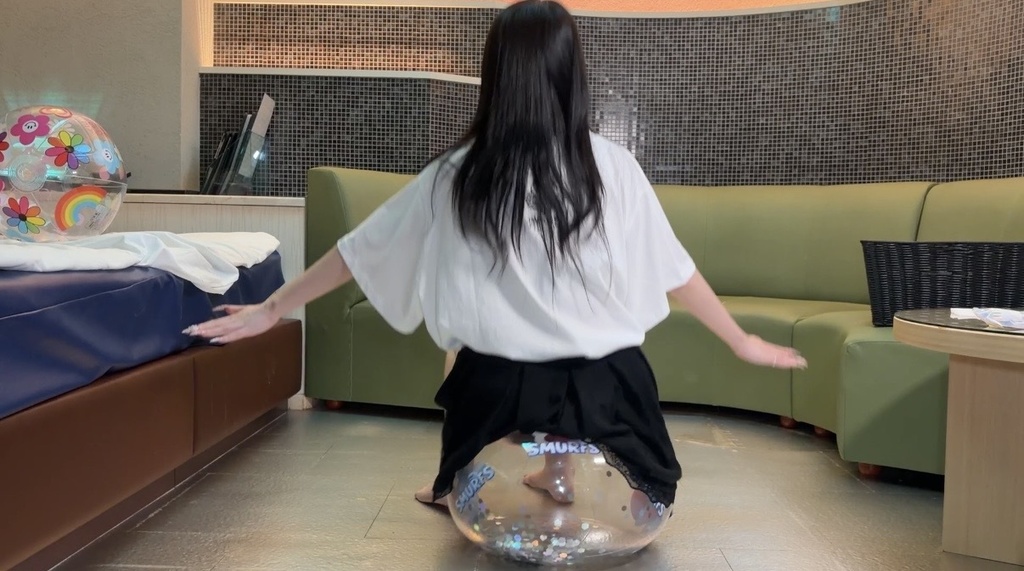 ビーチボールに乗って両手を広げるゆりざべすさんの後ろ姿