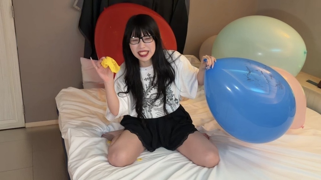 座っていた黄色い風船が先に割れて驚くゆりざべすさん